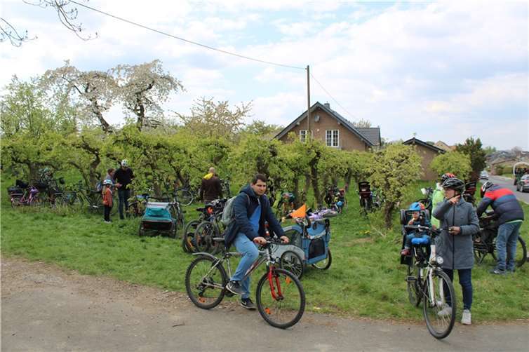 Radfahrer kommen beim Blütenfest voll auf ihre Kosten, wie hier in Altendorf.