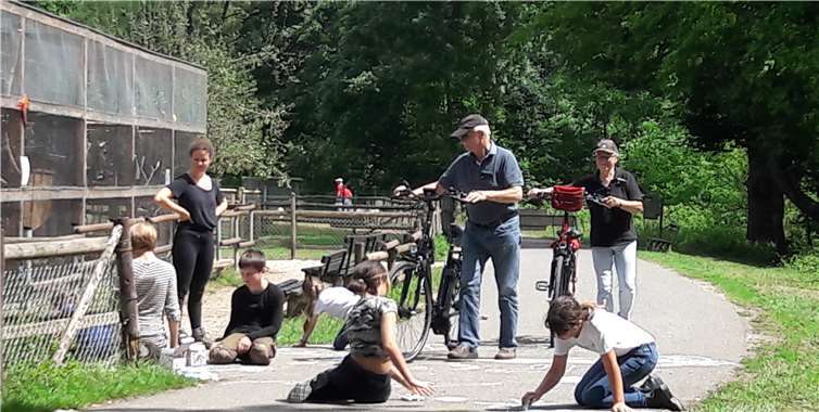 Radfahrer müssen absteigen - darauf wollten die Kinder durch ihre Malaktion hinweisen.