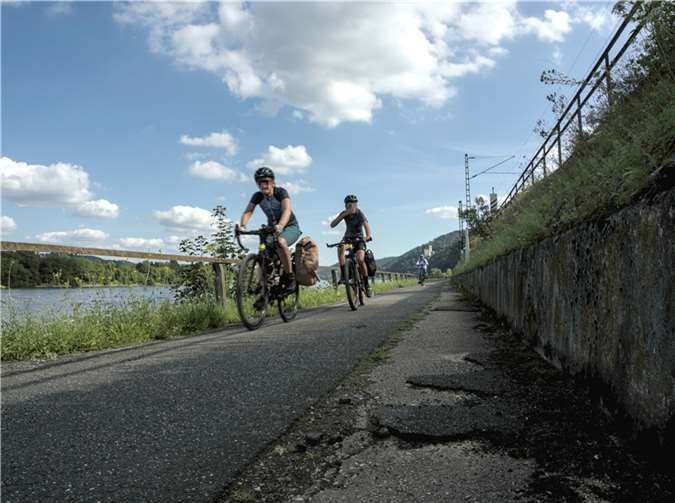 Radfahrer unterwegs auf dem Rhein-Radweg bei Stolzenfels. Fotos: (Stadt Koblenz / Ralph Emmerich)