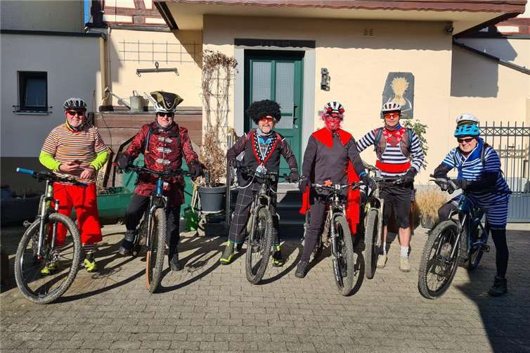 Radsportler in Karnevalsstimmung: Bunte MTB-Ausfahrt im Weißenthurmer Land. Foto: privat