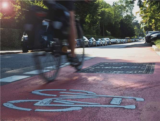 Radweg in der Beatusstraße stadtauswärts auf der Höhe des Penny-Marktes. Foto: Stadt Koblenz / Ralph Emmerich