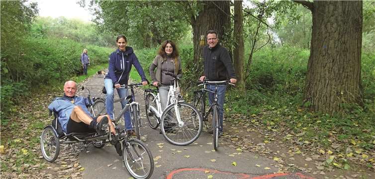 Radwege reparieren statt Schlaglöcher markieren, so die Forderung der Freien Demokraten (v.li.): Ulrich van Bebber, Christina Steinheuer, Brigitte Schmickler und Fritz-Peter Steinhausen. privat