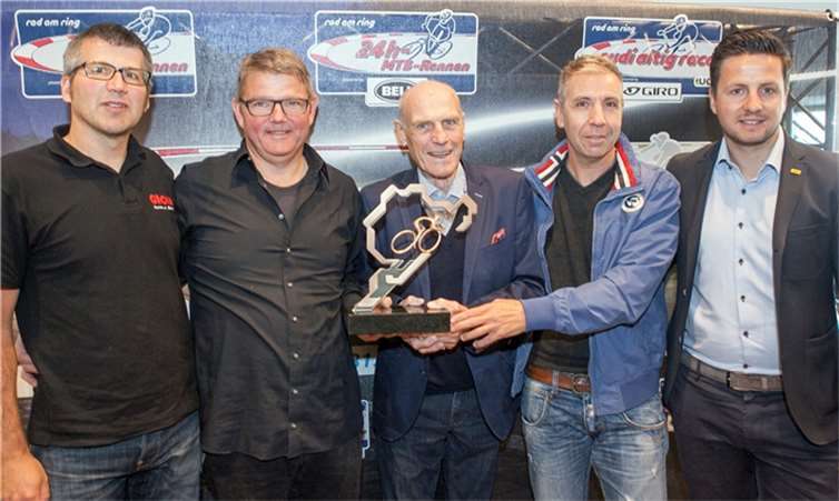 Radweltmeister Rudi Altig (Mitte) will am 31. Juli den neuen Siegerpokal beim „Rudi Altig Race“ im Rahmen der Großveranstaltung „Rad am Ring“ auf dem Nürburgring an den Sieger übergeben. Foto: Jost
