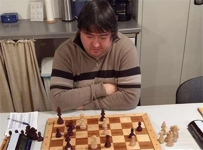 Rätselstudie am Brett: Rainer Gruschinski behält den Durchblick. privat