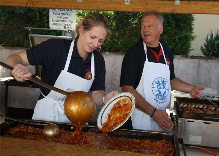 Räuberfleisch und Würstchen wurden mit viel Freude und Liebe zubereitet.