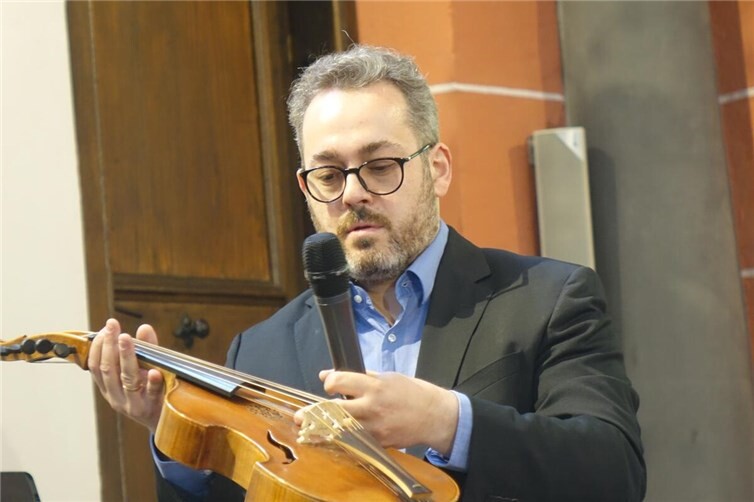 Rafael Roth erklärte dem Publikum seine schwer zu spielende 14-saitige Viola d’Amore.