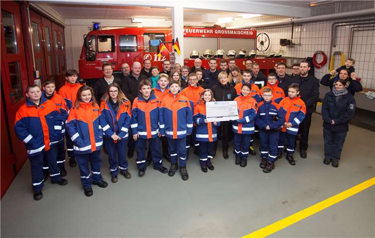 Raffaela Schroeder vom Förderverein Brückrachdorf übergibt den Scheck an die Jugendfeuerwehr. Foto: Feuerwehr VG Dierdorf