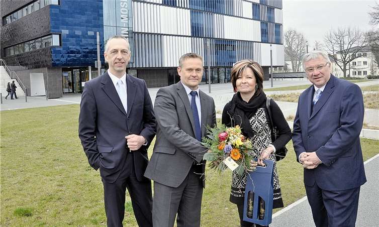 Raimund Lehmkühler, Andreas Bilo und Joachim Hofmann-Göttig (v. l.) begrüßten Heike Voss als 100.000. Besucher. UKO