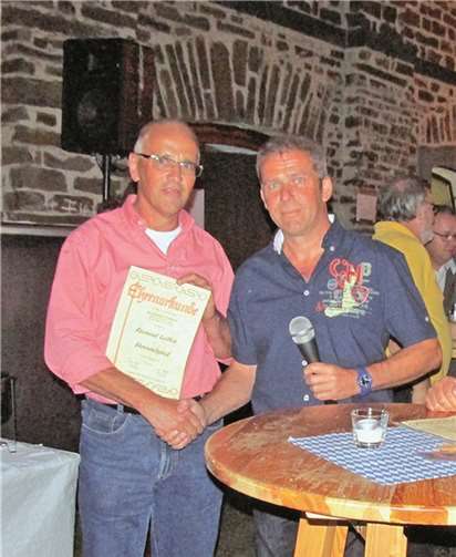 Raimund Luthin (l.) ist nun Ehrenmitglied des Anglerclubs Dieblich. Privat