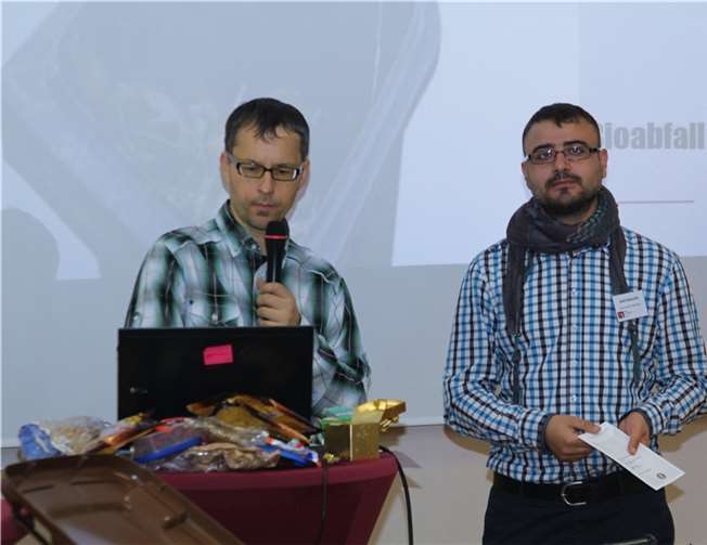 „Müllentsorgung“ und „Girokonto“ wurden eindrucksvoll erklärt Raimund Solcher (Koordination Flüchtlingshilfe) und Dolmetscher Jalal Kasouha.