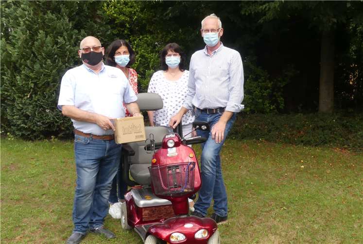 Rainer Bescheid von Keckeisen Akkumulatoren überreicht an zwei Vorstandsmitglieder des Fördervereins Geborgensein im Alter e.V. Heike Hoffmann-Vitten und Andrea Berscheid sowie Einrichtungsleiter der Villa Romantica, Klaus Vitten, die neuen Batterien für den „Flitzie“. Foto: privat