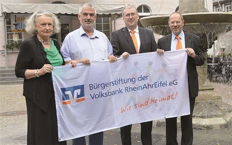 Rainer Beyer (v. l.) und Bruno Jaeger übergaben eine Spende der Bürgerstiftung der Volksbank RheinAhrEifel eG an Rudolf Kluth und Rosemarie Bassi vom Remagener Verein „Lebendiger Marktplatz“. AB