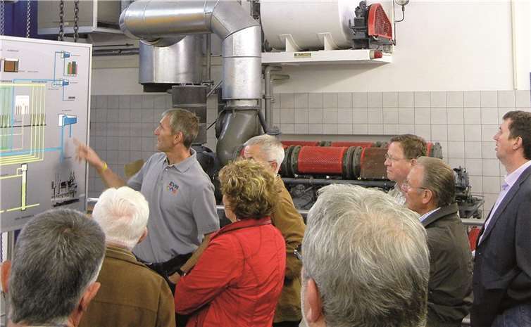 Rainer Bomm erklärt das Verfahrensschema. privat