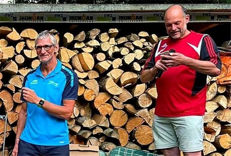 Rainer Bomm (links), stellvertr. Lauftreffleiter, und Arnold Hahn, Lauftreffleiter, waren von der Spendenbereitschaft der Lauftreffmitglieder begeistert. Foto: privat