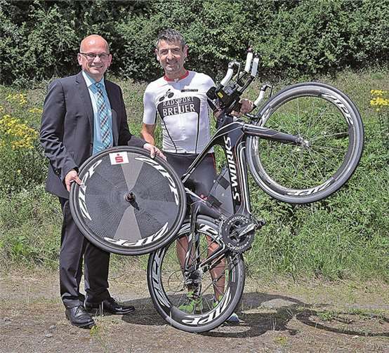 Rainer Breuer erläuterte KSK-Marktbereichsleiter Christoph Frings sein Equipment für den Ironman auf Hawaii.privat