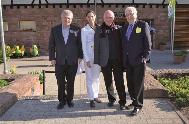 Rainer Brüderle, Christina Steinheuer und Ralf Kössendrupp freuen sich beim Landesparteitag in Kaiserslautern über die Wahl von Ulrich van Bebber in den Landesvorstand der Freien Demokraten. privat