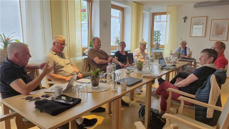 Rainer Dinger, Vorsitzender des Rates des Pastoralen Raums Mayen (2. Person von links), bereitet mit ehren- und hauptamtlich Mitarbeitenden die Syodalversammlung vor. Von links nach rechts: Dr. Thomas Fößel (Leitungsteam Pastoraler Raum), Rainer Dinger, Dominik Hallfell, Christiane Jeub und Michaela Wolf (Mitglieder des Rats des Pastoralen Raums), Gemeindereferentin Evelyne Schumacher, Marek Jost (Leitungsteam), Gemeindereferentin Monika Lellmann.  Foto: Susanne Möckel-Lamberty