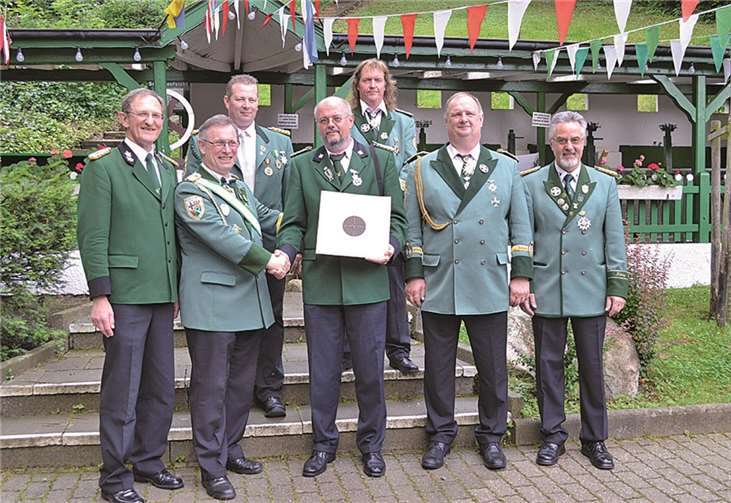 Rainer Eisele (mit Schießscheibe) qualifizierte sich für das Bundeskönigsschießen in Geseke. AB