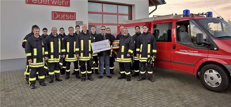 Rainer Hess, Privatkundenberater bei der Volksbank RheinAhrEifel eG in Antweiler, übergab die Spendefür die Anschaffung eines DefibrillatorsVolksbank RheinAhrEifel