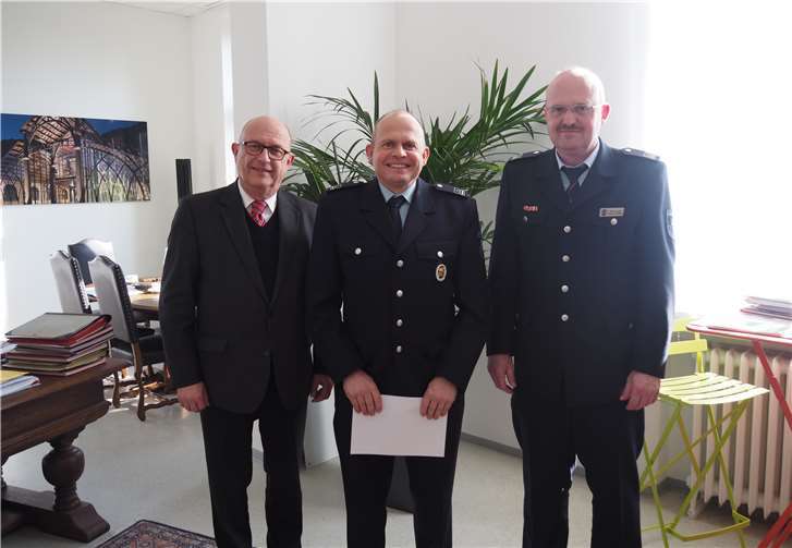 Rainer Holler (Mitte) wurde von Bürgermeister Kessler für weitere zehn Jahre zum Löschzugführer ernannt, Wehrleiter Markus Janßen gratulierte.Privat