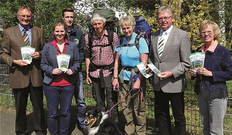 Rainer Kaul, Dr. Friedericke Weber, Florian Fark, zwei Wandergäste, Werner Grüber und Roswitha Schulte (v. l.).Touristik-Verband Wiedtal e.V.