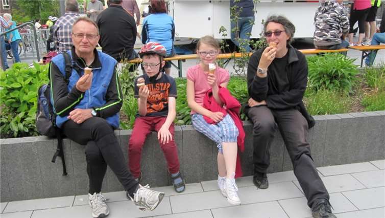 Rainer Kaul ganz privat, hier mitSchwiegersohn und Enkelkindern bei „Wieder ins Tal“.