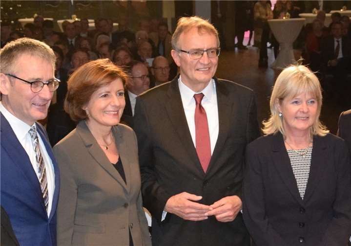 Rainer Kaul mit seiner Partnerin Sabine Busch,Ministerpräsidentin Malu Dreyer und LandtagspräsidentHendrik Hering bei seiner offiziellen Verabschiedung.