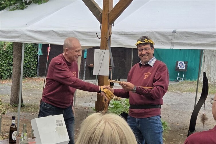 Rainer Killian (rechts) erhält den Ehrenpreis vom Leiter der Bogenabteilung, Klaus Theis, überreicht