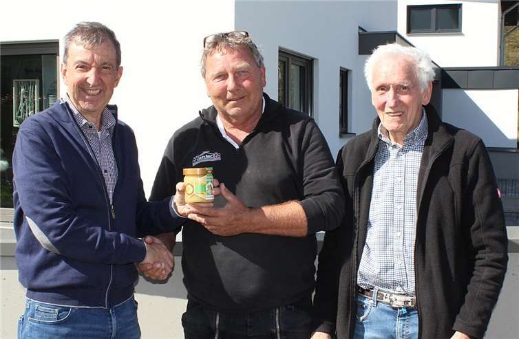 Rainer Koch (l.) und Franz-Josef Schmitt (r.) übergaben Volker Hanisch ein Paket mit heimischen Honig.  Foto: privat