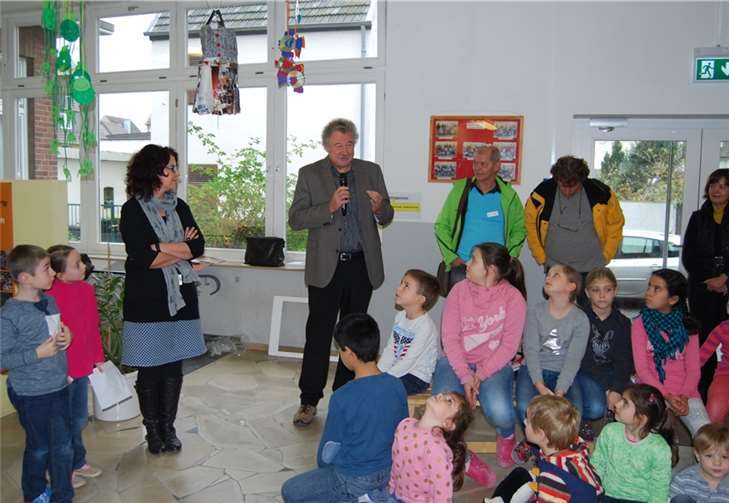 Science-Fiction aus PET & Co Rainer Kötterheinrich, Leiter des Amtes für Technischen Umweltschutz beim Rhein-Sieg-Kreis, und Elke Marquis, stellvertretende Leiterin der Max & Moritz-Schule, bei der Ausstellungseröffnung.