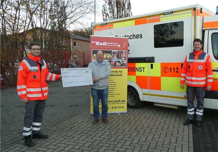 Rainer Koll bei der Übergabe des Schecks an DRK-Bereitschaftsleiter Markus Nerger und stellv. Vorsitzenden des Ortsvereins, Mike Robe (re.).Fotos: privat