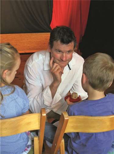 Rainer Kreuz ließ die Kinder würfeln … und erfand aus den Würfel-Bildern ad hoc eine Geschichte.