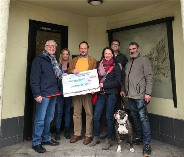 Rainer Linnig (Vorstandsvorsitzender der KoblenzerBürgerStiftung), Besucherin des „Mampf“, Rolf Niemann (Vorsitzender des Vereins „Die Schachtel“), Kathleen Benekenstein (Geschäftsführerin der KoblenzerBürgerStiftung), Jürgen Michel (Streetworker) und Besucher des „Mampf“. R. Hennequin