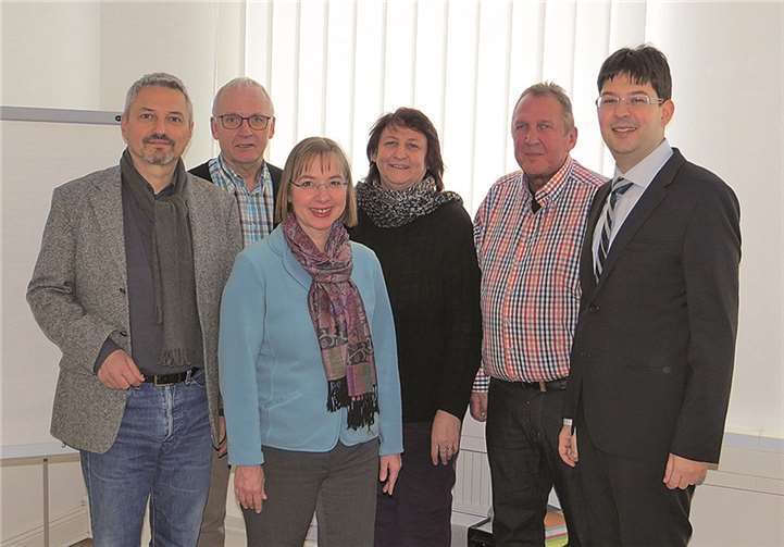 Rainer Litz von der AWO, Wilbert Peifer vom Deutschen Paritätischen Wohlfahrtsverband), Renate Schäning vom Diakonischen Werk, Claudia Pauly von der Caritas und Karl-Heinz Pieper vom Deutschen Roten Kreuz (v.li.) freuen sich auf eine vertrauensvolle Zusammenarbeit mit dem neuen Beigeordneten Michael Mang. Stadt Neuwied