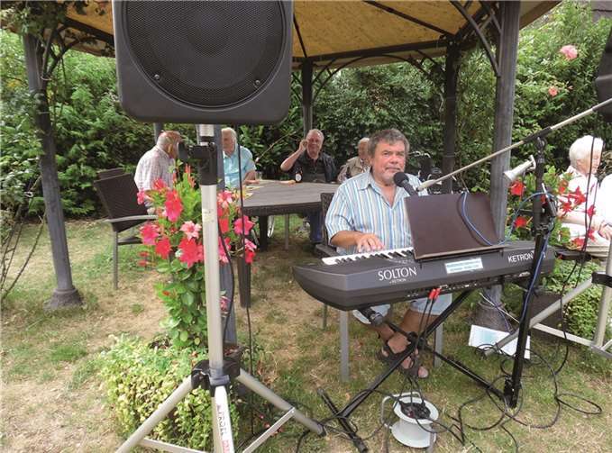 Rainer Löhr sorgte an seinem Keyboard für Stimmung beim Sommerfest des Seniorenzentrums. privat