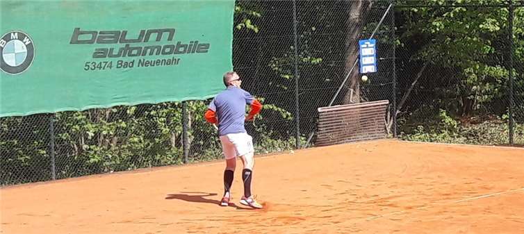 Rainer Meckes hat bereits drei Einzel und drei Doppel bei je zwei Siegen und einer Niederlage gespielt und ist damit einer der fleißigsten Grafschafter Tennisspieler.Privat