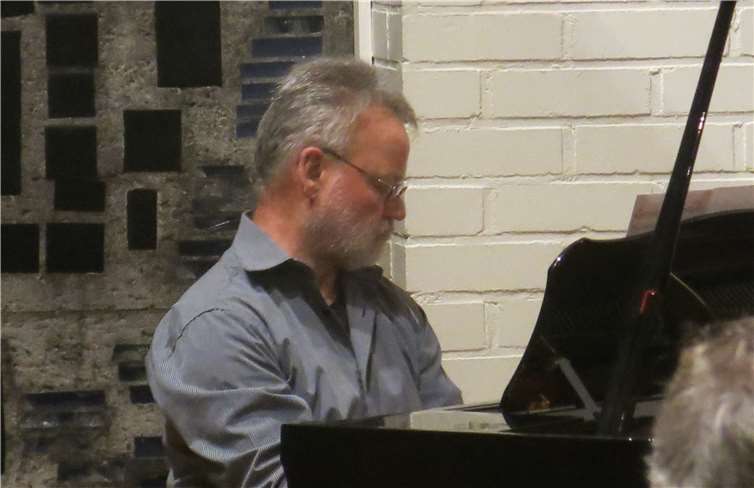 Rainer Mies am Piano spielt „Hallelujah“.