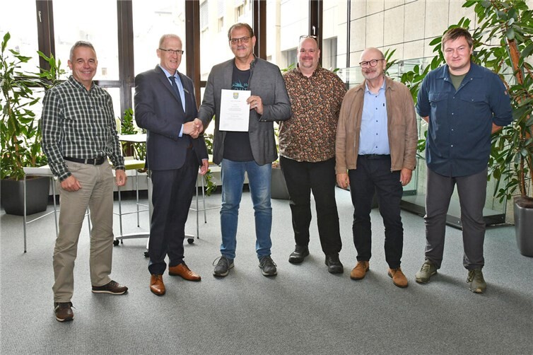 Rainer Nell (2.v.l.), Abteilungsleiter Ordnung und Verkehr im Kreishaus, überreichte die Ernennungsurkunde an den neuen Kreisfischereiberater Markus Mattern (3.v.l.).  Foto: Kreisverwaltung MYK/Wiebke Schaaf