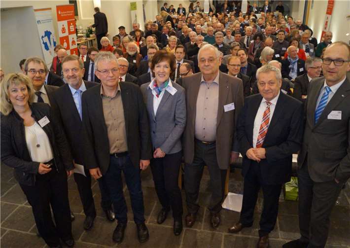 Rainer Ningel (4. von links) referierte als Gastredner zum Thema ländlicher Raum im Cochemer Kapuzinerkloster. Arne Houben vom Wirtschaftsforum (3. von links) begrüßte den Hambucher. Fotos: TT