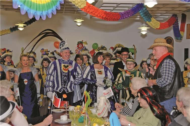 Rainer Powelz (r.), Hausmeister a.D., führte wie gewohnt gekonnt durch die Sitzung und begrüßte das Sinziger Prinzenpaar mit Gefolge. privat