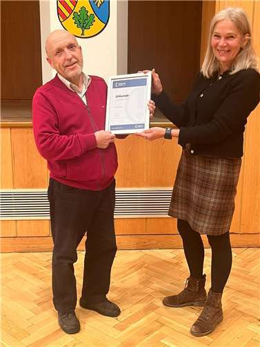 Rainer Reum (links) nimmt die Urkunde von der 1. Vorsitzenden Ele Wolters (rechts) entgegen.  Foto: privat