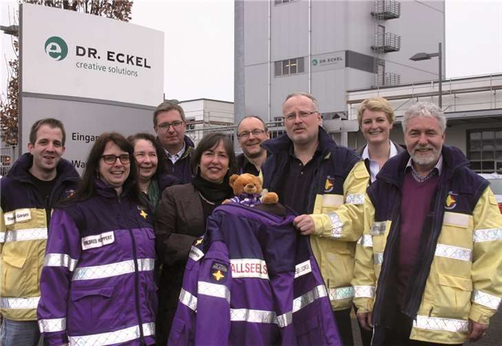 Rainer Schhofen vom Orgateam der Notfallseelsorge des Kreises Ahrweiler bei der Spendenübergabe mit der Geschäftsführung der Dr. Eckel GmbH aus Niederzissen.Rü