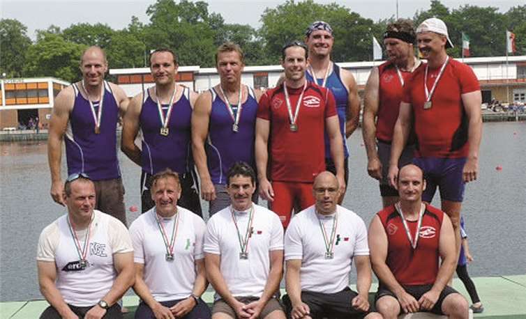 Rainer Schmieders (untere Reihe rechts ), Sebastian Hentsch, Knut Hitschke, Stefan Hohenstein ( obere Reihe v.r.n.l.) holten sich bei den German Masters im Kanurennsport ihre Bronzemedaille im Vierer ab.privat