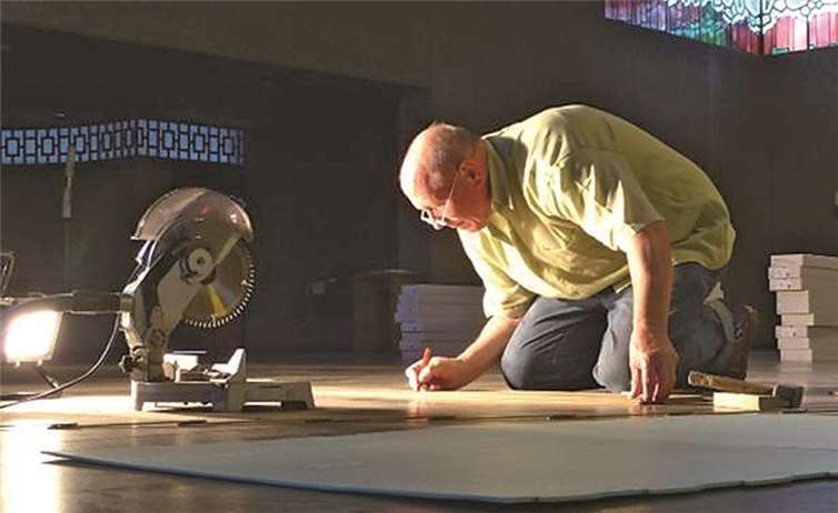 Rainer Schmitz beim Aufbau der Labyrinths. privat