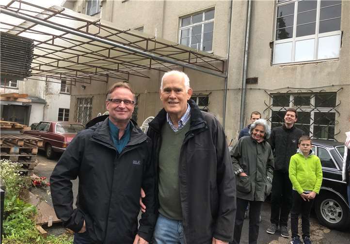 Rainer Schultheis mit Gattin (2.u.3.v.l) und Familie sowie VHS-Bierdozent Siggi Schüngel (l.) auf der Mendiger Museumsmeile.Foto: Bier- und Steinmetzmuseum, Mendig