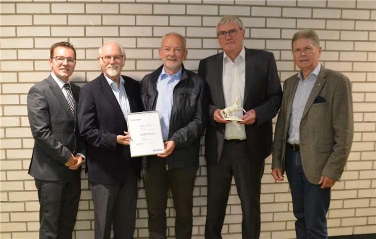 Rainer Schwierczinski, dbb-Kreisvorsitzende, Landrat Sebastian Schuster, Hermann Allroggen, Vorsitzender von kivi e. V., Klaus Michel, Ehrenvorsitzender des dbb-Kreisverbandes Bonn-Rhein-Sieg, und Raphael Schwendtner, Filialleiter der Sparda Bank West eG in Siegburg (v. r.).Foto: Rhein-Sieg-Kreis