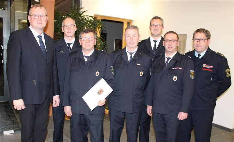 Rainer Skwirblies (3. v.li.) wurde mit dem silbernen Feuerwehrehrenzeichen gewürdigt, Ludwig Klein (4. v.re.) wurde nach 26 Jahren aktivem Feuerwehrdienst wegen Erreichens der Altersgrenze entpflichtet.