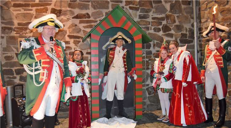 ,Rainer Thelen begrüßte zu feierlichen Enthüllung Prinzessin Astrid I. sowie die Kindertollitäten Emma I. und Amira I. am Wasemer Tor.  EICH