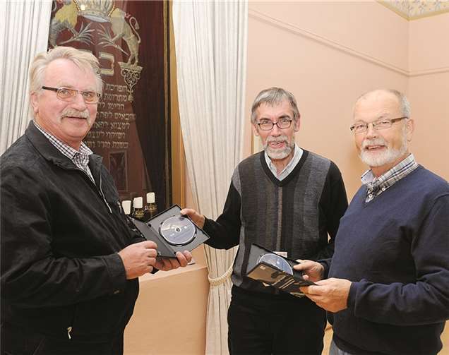 Rainer Urbanke übergibt mit Norbert Natschke den Film an Klaus Liewald vom Bürgerverein.FIX