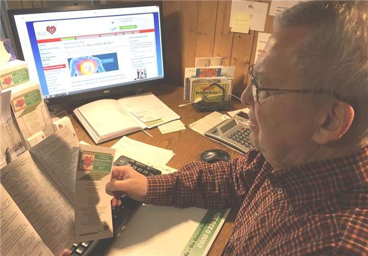 Rainer Walterscheid informiert über das Magazin zum Titel „Herz außer Takt-Vorhofflimmern“. Foto: privat